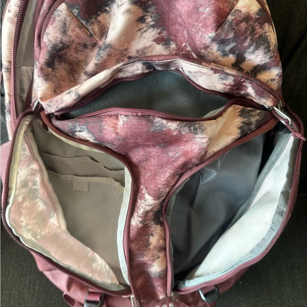 The North Face women’s Surge commuter laptop backpack. - Picture 6 of 9